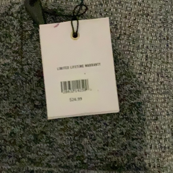 Herschel salt and pepper hat, brand new with tags… 🇨🇦 where it’s chilly a lot. - Picture 2 of 4